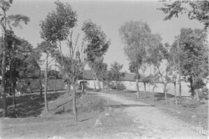 Kielce. Ulica Karczówkowska. 1937 rok. Wzgórze Karczówka. Klasztor oo. Bernardynów i kościół św. Karola Boromeusza / źródło: fotopolska.eu