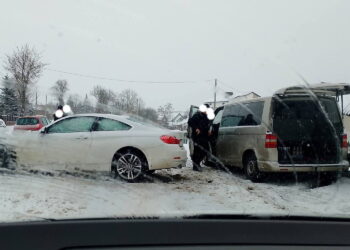 Ślisko na drogach - uważajmy za kierownicą