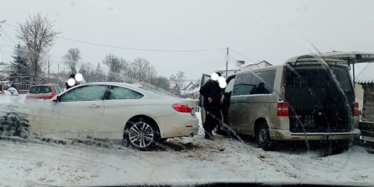 Seria kolizji w regionie. Policja z apelem o ostrożność za kierownicą - Radio Kielce Seria kolizji w regionie. Policja z apelem o ostrożność za kierownicą
