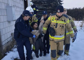 Samotna kobieta uratowana przez policjantów