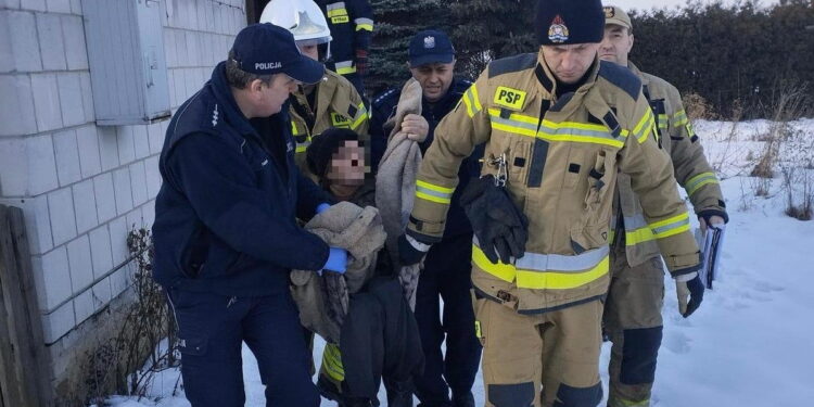 Samotna kobieta uratowana przez policjantów