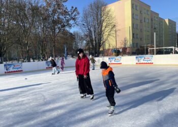19.01.2026. Sandomierz. Lodowisko. Nauka jazdy na łyżwach / Fot. Grażyna Szlęzak-Wójcik - Radio Kielce