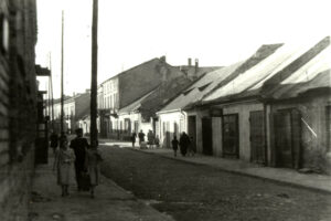 Kielce. Ulica Bodzentyńska. Lata 1945-1965. Ulica Bodzentyńska, widok w kierunku Rynku / źródło: fotopolska.eu