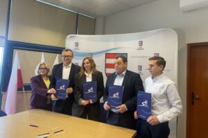 30.01.2026. Sandomierz. Podpisanie umów na dodatkowe przejazdy autobusów / Fot. Grażyna Szlęzak-Wójcik - Radio Kielce