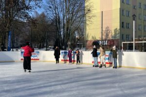 19.01.2026. Sandomierz. Lodowisko. Nauka jazdy na łyżwach / Fot. Grażyna Szlęzak-Wójcik - Radio Kielce