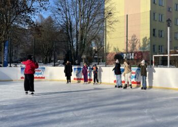 19.01.2026. Sandomierz. Lodowisko. Nauka jazdy na łyżwach / Fot. Grażyna Szlęzak-Wójcik - Radio Kielce