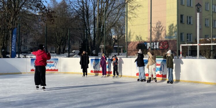 19.01.2026. Sandomierz. Lodowisko. Nauka jazdy na łyżwach / Fot. Grażyna Szlęzak-Wójcik - Radio Kielce