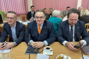 29.01.2026. Staszów. Starostwo Powiatowe w Staszowie. Spotkanie przedstawicieli PKP S.A i PKP PLK z samorządowcami, władzami województwa i przedstawicielami rządu / Fot. Grażyna Szlęzak-Wójcik – Radio Kielce