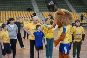 Dziadkowie i wnuki opanowali Halę Legionów - Radio Kielce