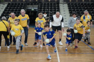 Dziadkowie i wnuki opanowali Halę Legionów