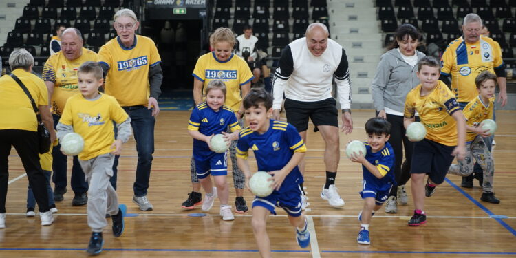 Dziadkowie i wnuki opanowali Halę Legionów