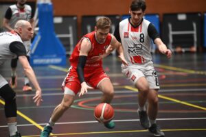 Porażka i groźna kontuzja. UJK Kielce na tarczy wraca z Krakowa - Radio Kielce Porażka i groźna kontuzja. UJK Kielce na tarczy wraca z Krakowa