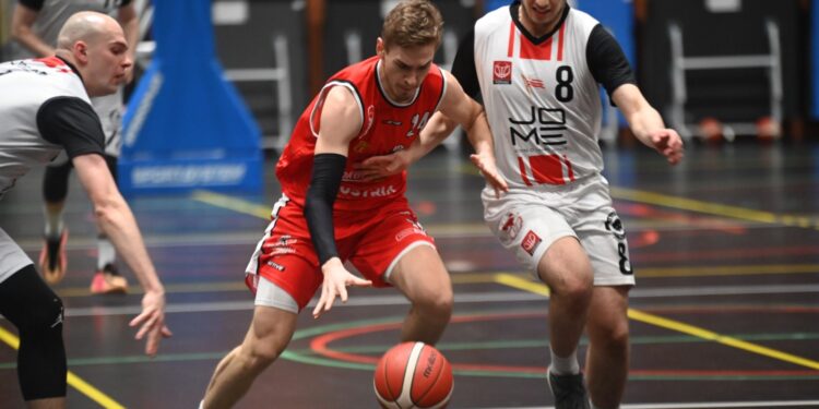 Porażka i groźna kontuzja. UJK Kielce na tarczy wraca z Krakowa - Radio Kielce Porażka i groźna kontuzja. UJK Kielce na tarczy wraca z Krakowa