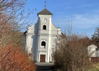 Muzyczne podróże przez świat. Czechy. Śląsk Cieszyński.  Stara Karwina. Krzywy kościół w starej Karwinie/ Fot. Jerzy Jop - Radio Kielce