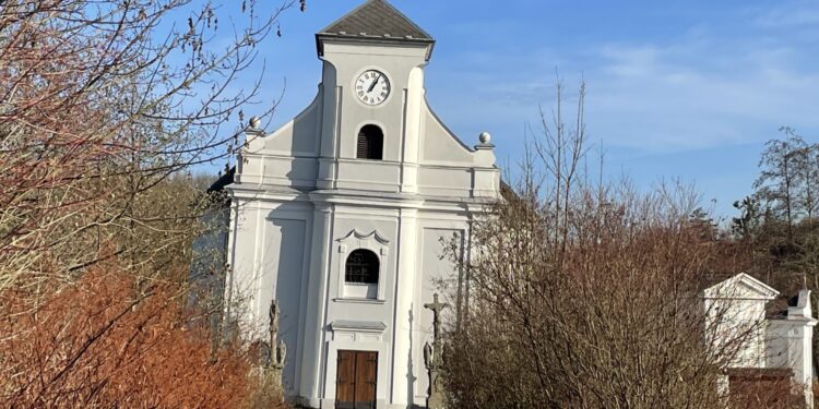 Muzyczne podróże przez świat. Czechy. Śląsk Cieszyński.  Stara Karwina. Krzywy kościół w starej Karwinie/ Fot. Jerzy Jop - Radio Kielce