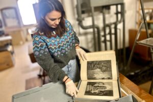 Zabytkowe księgi z Muzeum Wsi Kieleckiej odzyskały dawną świetność