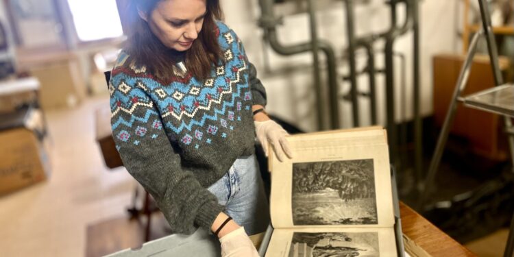 Zabytkowe księgi z Muzeum Wsi Kieleckiej odzyskały dawną świetność