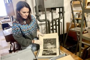 Książki z kolekcji Muzeum Wsi Kieleckiej po konserwacji / Fot. Dorota Klusek - Radio Kielce