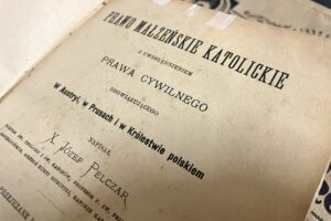 Książki z kolekcji Muzeum Wsi Kieleckiej po konserwacji / Fot. Dorota Klusek - Radio Kielce