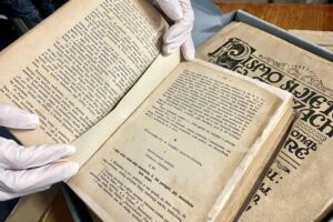 Książki z kolekcji Muzeum Wsi Kieleckiej po konserwacji / Fot. Dorota Klusek - Radio Kielce