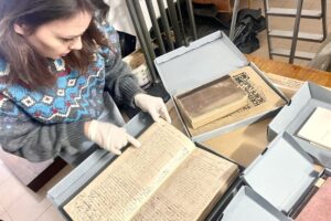 Książki z kolekcji Muzeum Wsi Kieleckiej po konserwacji / Fot. Dorota Klusek - Radio Kielce