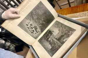 Książki z kolekcji Muzeum Wsi Kieleckiej po konserwacji / Fot. Dorota Klusek - Radio Kielce