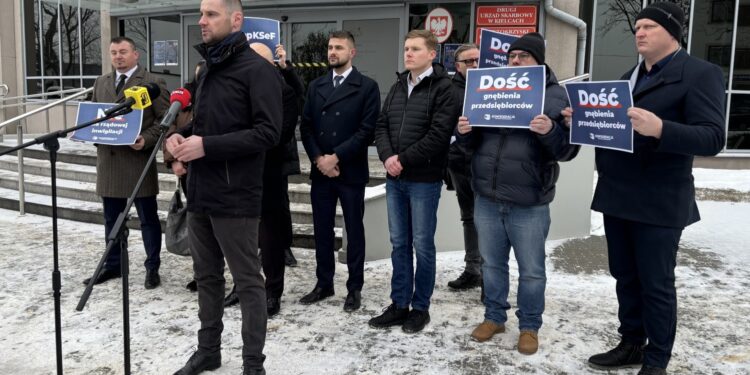 Przedstawiciele Konfederacji: rząd chce inwigilować przedsiębiorców