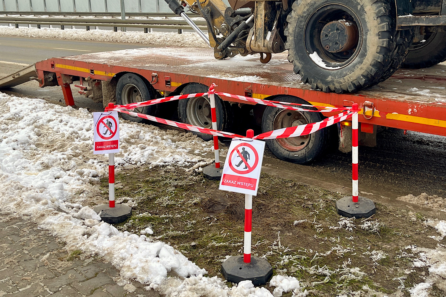 Uszkodzona magistrala ciepłownicza w naprawie