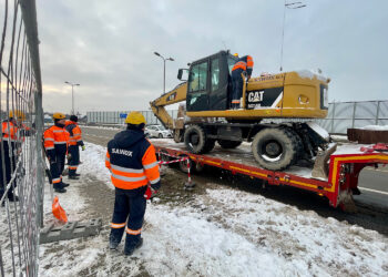 Uszkodzona magistrala ciepłownicza w naprawie
