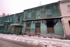 14.01.2026. Kielce. Ulica Piotrkowska 4. Opuszczona, zniszczona kamienica / Fot. Wiktor Taszłow – Radio Kielce