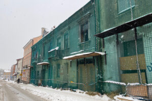 14.01.2026. Kielce. Ulica Piotrkowska 4. Opuszczona, zniszczona kamienica / Fot. Wiktor Taszłow – Radio Kielce