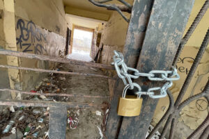 14.01.2026. Kielce. Ulica Piotrkowska 4. Opuszczona, zniszczona kamienica / Fot. Wiktor Taszłow – Radio Kielce