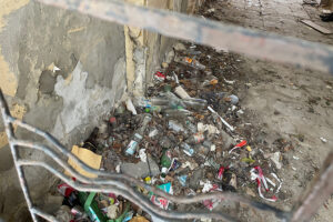 14.01.2026. Kielce. Ulica Piotrkowska 4. Opuszczona, zniszczona kamienica / Fot. Wiktor Taszłow – Radio Kielce