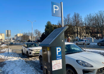 Strefa płatnego parkowania z niewielkim wzrostem wpływów