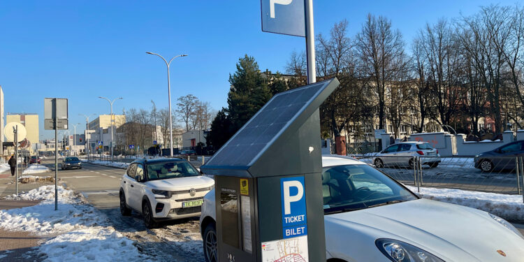 Strefa płatnego parkowania z niewielkim wzrostem wpływów
