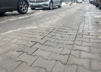 Utrudnienia w ruchu w centrum Kielc. Powodem nierówna jezdnia