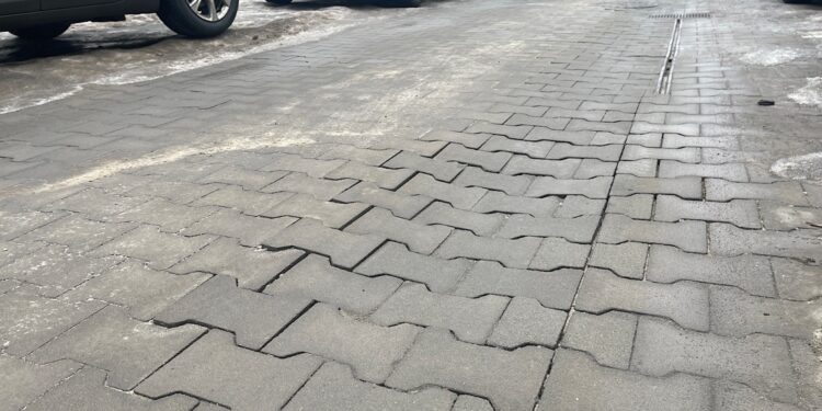 Utrudnienia w ruchu w centrum Kielc. Powodem nierówna jezdnia - Radio Kielce Utrudnienia w ruchu w centrum Kielc. Powodem nierówna jezdnia