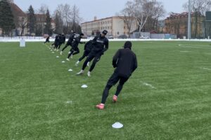 Pierwszy trening piłkarzy KSZO. Na zajęciach jeden nowy zawodnik - Radio Kielce 07.01.2025. Ostrowiec Świętokrzyski. Trening piłkarzy KSZO Ostrowiec / Fot. Kamil Król - Radio Kielce