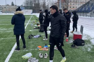 Pierwszy trening piłkarzy KSZO. Na zajęciach jeden nowy zawodnik - Radio Kielce 07.01.2025. Ostrowiec Świętokrzyski. Trening piłkarzy KSZO Ostrowiec / Fot. Kamil Król - Radio Kielce