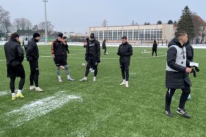 Pierwszy trening piłkarzy KSZO. Na zajęciach jeden nowy zawodnik - Radio Kielce 07.01.2025. Ostrowiec Świętokrzyski. Trening piłkarzy KSZO Ostrowiec / Fot. Kamil Król - Radio Kielce