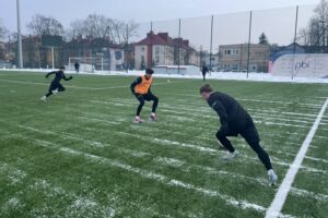 Pierwszy trening piłkarzy KSZO. Na zajęciach jeden nowy zawodnik - Radio Kielce 07.01.2025. Ostrowiec Świętokrzyski. Trening piłkarzy KSZO Ostrowiec / Fot. Kamil Król - Radio Kielce