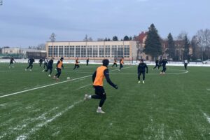Pierwszy trening piłkarzy KSZO. Na zajęciach jeden nowy zawodnik - Radio Kielce 07.01.2025. Ostrowiec Świętokrzyski. Trening piłkarzy KSZO Ostrowiec / Fot. Kamil Król - Radio Kielce