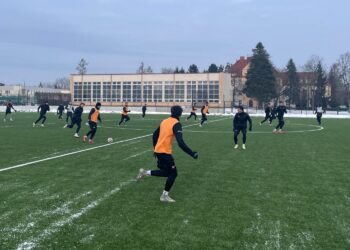07.01.2025. Ostrowiec Świętokrzyski. Trening piłkarzy KSZO Ostrowiec / Fot. Kamil Król - Radio Kielce
