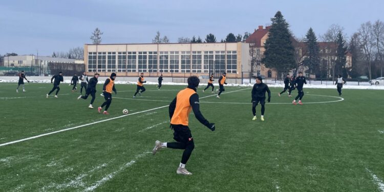 Pierwszy trening piłkarzy KSZO. Na zajęciach jeden nowy zawodnik - Radio Kielce 07.01.2025. Ostrowiec Świętokrzyski. Trening piłkarzy KSZO Ostrowiec / Fot. Kamil Król - Radio Kielce