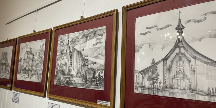 Prace znanego artysty na wystawie w ratuszu