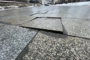 Przejazd przez Plac Moniuszki ponownie do naprawy