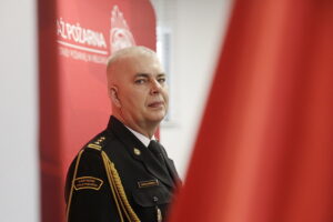27.01.2026. Kielce. Komenda Wojewódzka Państwowej Straży Pożarnej w Kielcach. Uroczysta zbiórka w związku z przejściem na zaopatrzenie emerytalne st. bryg. Marcina Machowskiego, Zastępcy Świętokrzyskiego Komendanta Wojewódzkiego PSP / Fot. Jarosław Kubalski - Radio Kielce