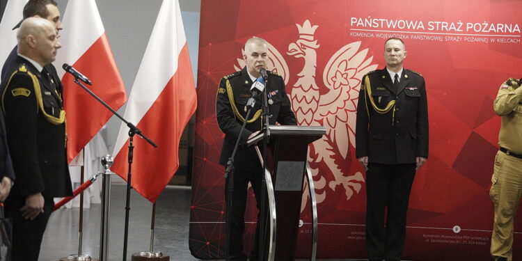 27.01.2026. Kielce. Komenda Wojewódzka Państwowej Straży Pożarnej w Kielcach. Uroczysta zbiórka w związku z przejściem na zaopatrzenie emerytalne st. bryg. Marcina Machowskiego, Zastępcy Świętokrzyskiego Komendanta Wojewódzkiego PSP / Fot. Jarosław Kubalski - Radio Kielce