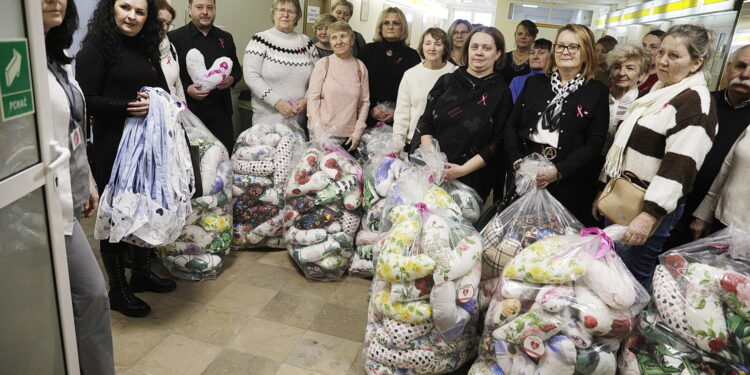 30.01.2026. Kielce. ŚCO. Akcja „Szycie od serca” - poduszki od mieszkańców gminy Skalbmierz / Fot. Jarosław Kubalski - Radio Kielce