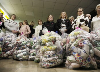 30.01.2025 Kielce. ŚCO. Akcja „Szycie od serca” - poduszki od mieszkańców gminy Skalbmierz / Fot. Jarosław Kubalski - Radio Kielce